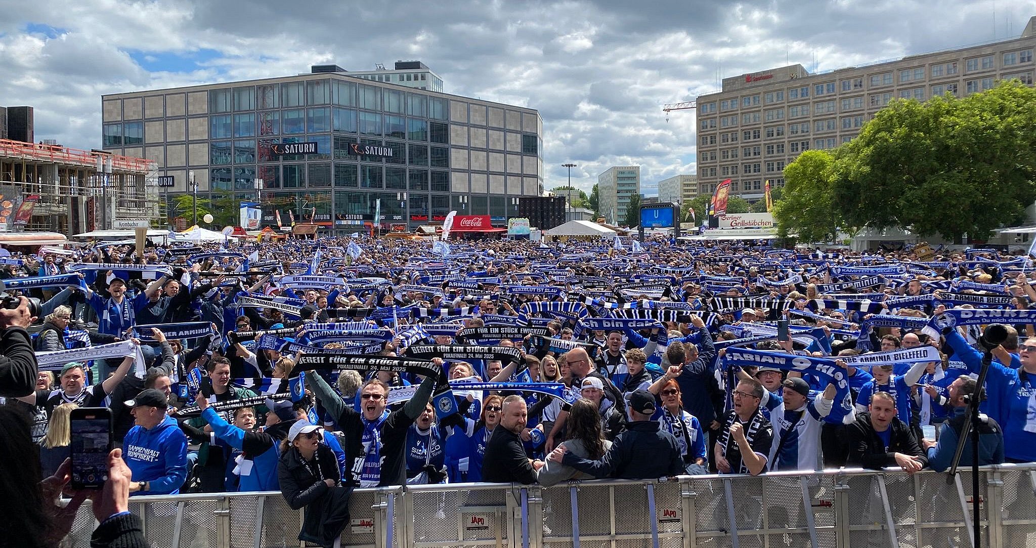 Arminia-Fans auf dem Berliner Alexanderplatz
