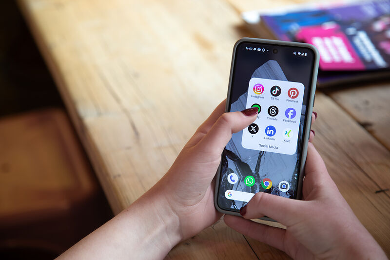 Blick auf ein Smartphone mit verschiedenen Apps