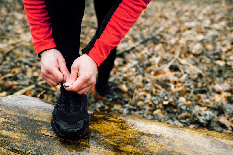 Sportschuh in der Natur zubinden