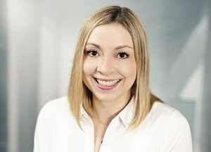 Portrait von Vanessa Baur in weißer Bluse