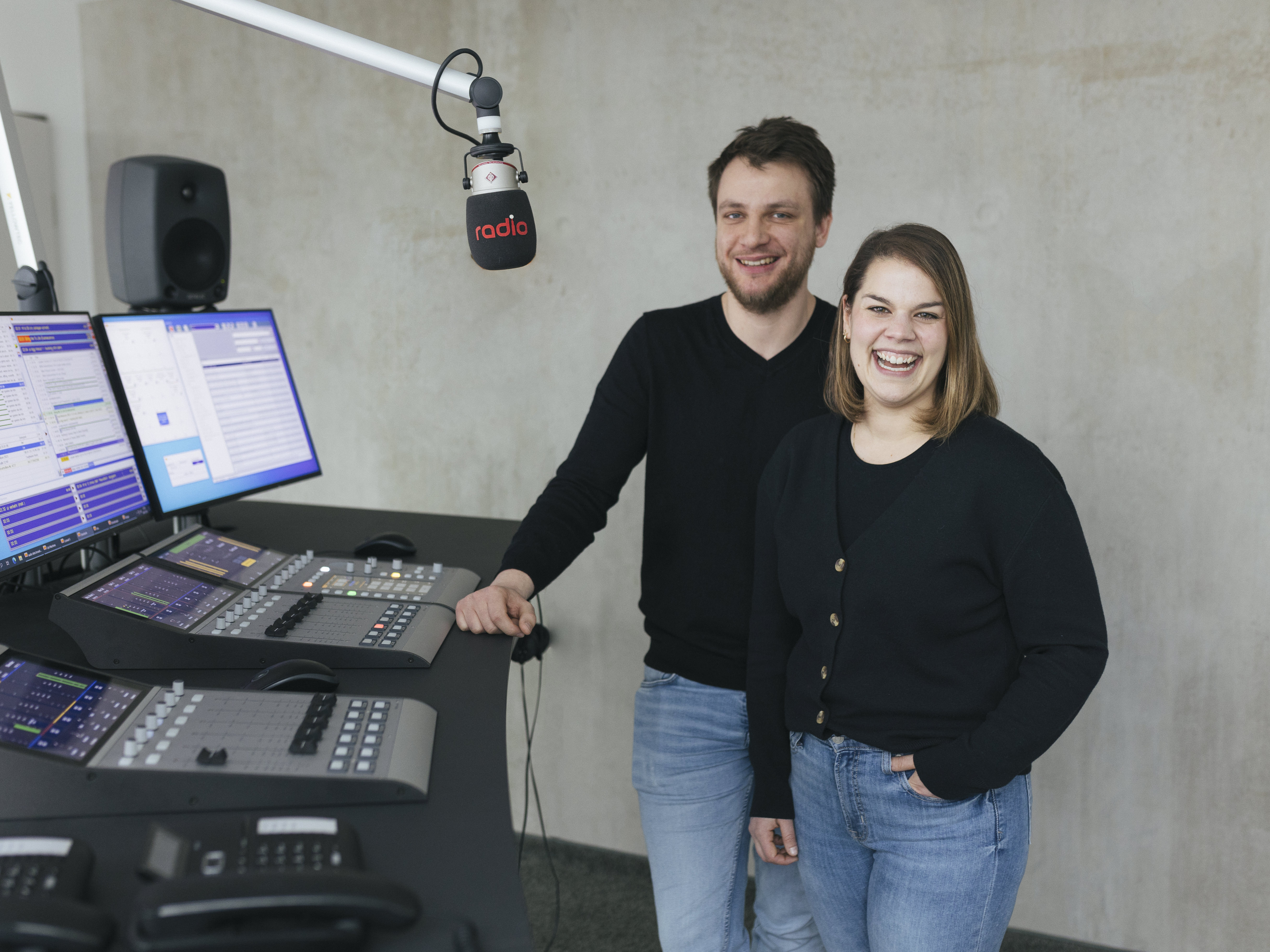 Das Frühmoderatorenteam von Radio Westfalica Chrissi und Madline im Sendestudio