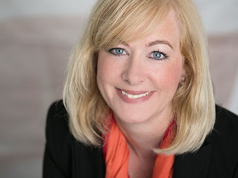 Charmante blonde Frau